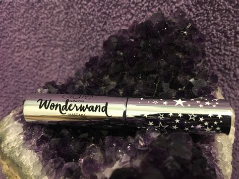 Enhance your natural beauty with Wondeewand's black magic mascara